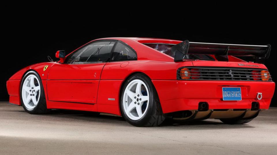 Upravené Ferrari 348 LM z roku 1992.